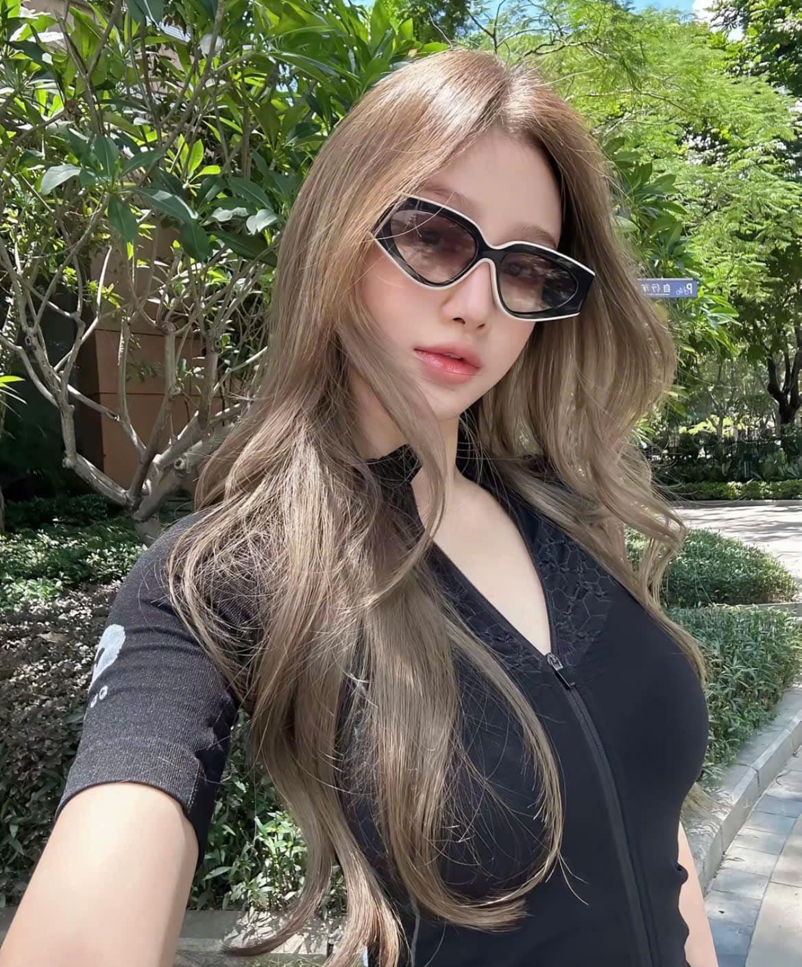 nữ đeo kính CHANEL CH6056 165653 CAT EYE SUNGLASSES