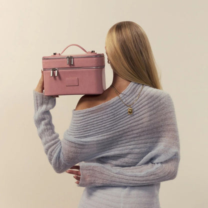 Person holding a Étoile Duo Vanity Case Crush Limited Edition against a beige background