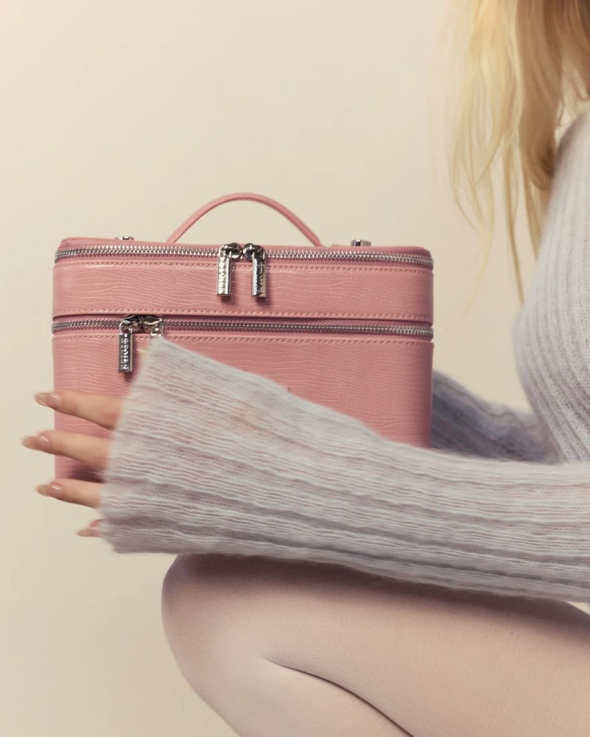 Étoile Duo Vanity Case Crush Limited Edition held by a person wearing a light gray sweater.