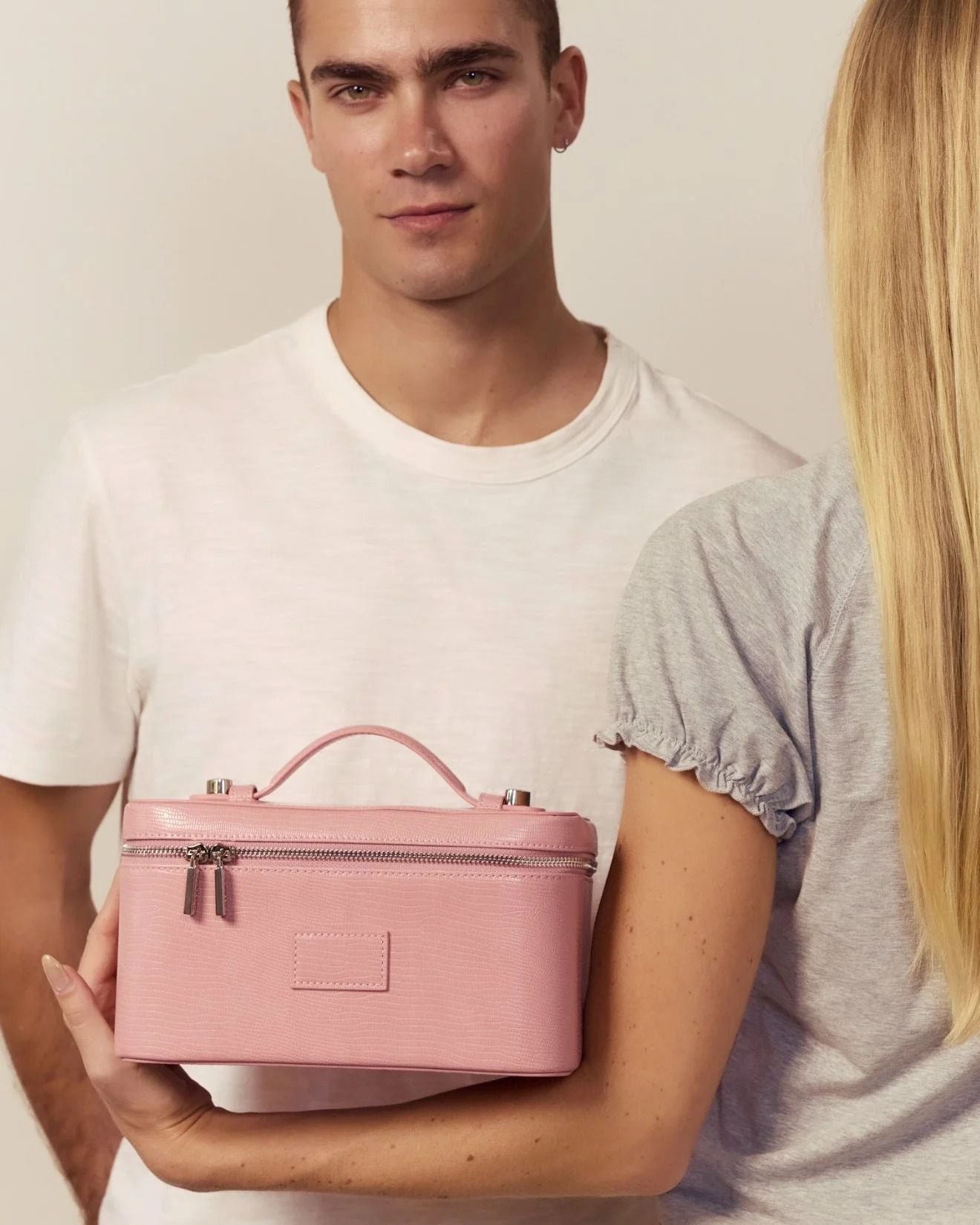 Person holding a Étoile Vanity Case Crush Limited Edition with a neutral background