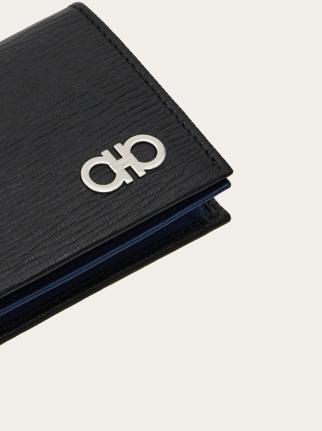 chi tiết cận chất liệu ví đựng thẻ