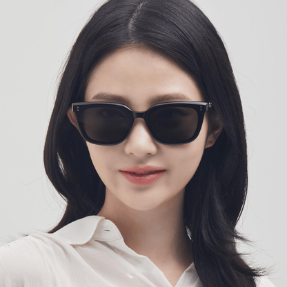 Woman wearing Gentle Monster (GM) Tote 01 with a plain background