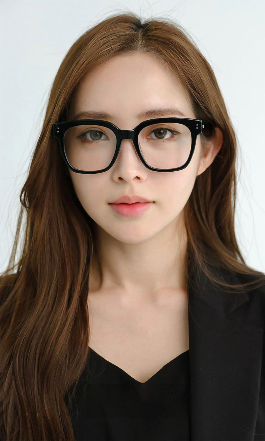 women wearing Gentle Monster Una.C N 01 Square Glasses