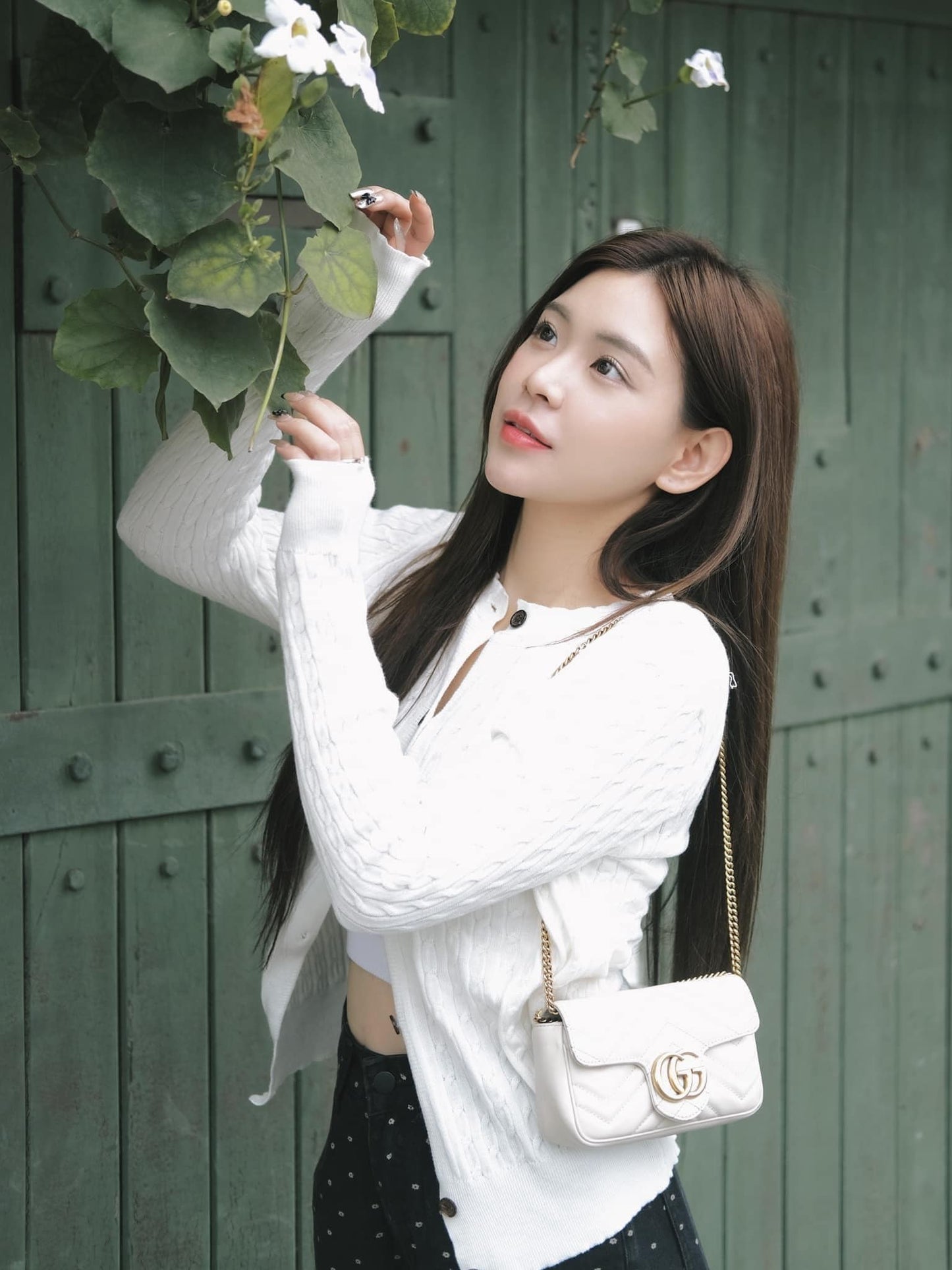 nữ đeo túi GUCCI GG MARMONT MATELASSÉ LEATHER MINI BAG IN WHITE 476433 DTDCT 9022