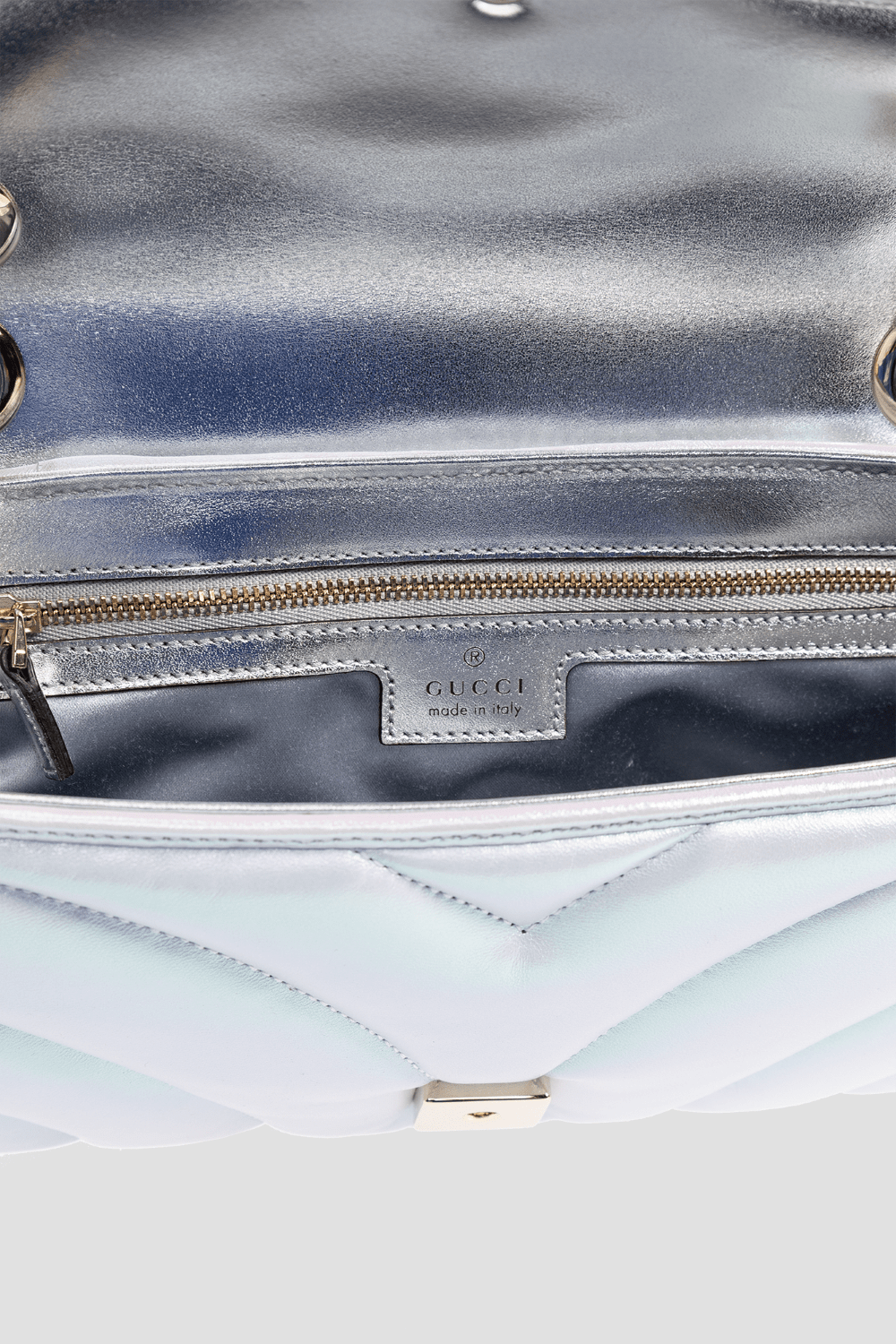 mặt bên trong túi