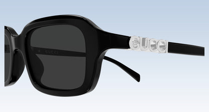 Close-up Gucci GG2152S 001 Black Rectangular Sunglasses with temple "Gucci" silver lettering