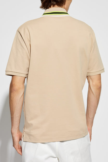 mặt đằng sau lưng áo