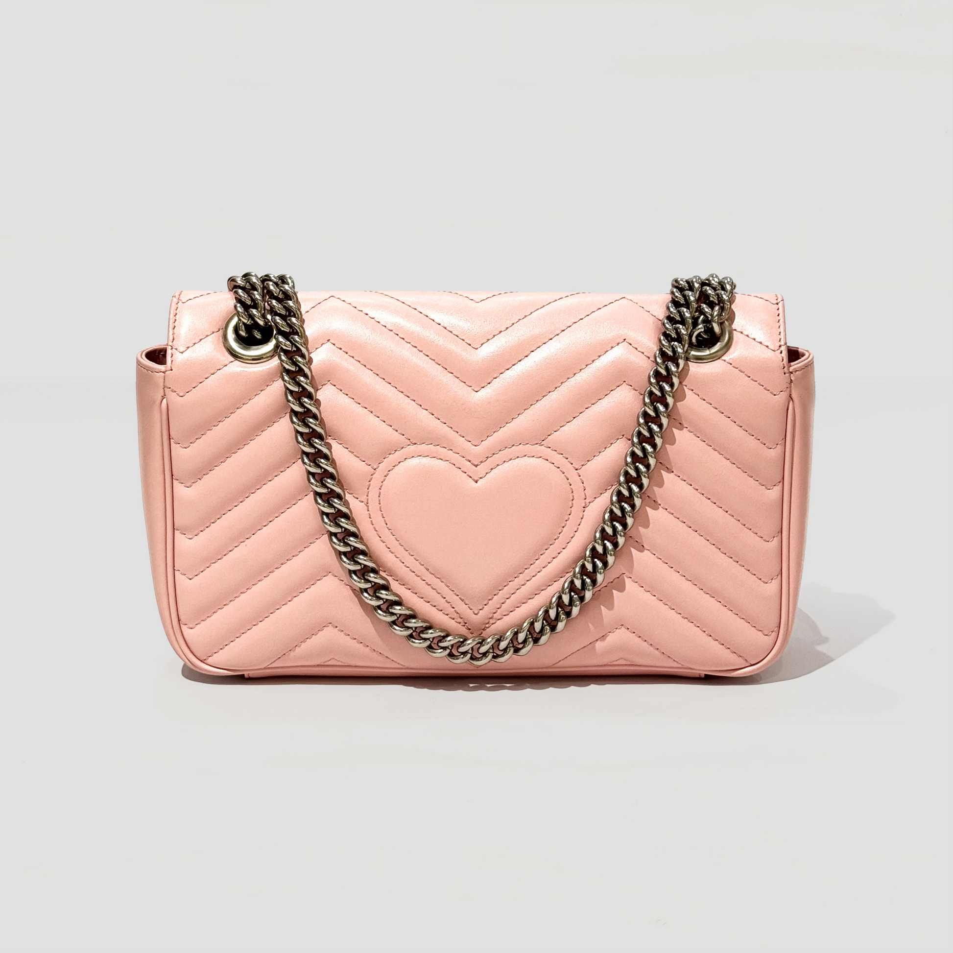 GUCCI MEDIUM MARMONT MATELASSÉ PINK SHOULDER BAG 443497 DTDIY 5815 with a heart design and chain strap on a light gray background