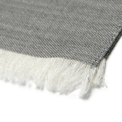 Khăn quàng cổ gucci mufler stole grey scarf hàng hiệu Authentic hiện đang có sẵn tại cửa hàng BlankRoom Việt Nam giá 4.500.000 VNĐ. Code: 165904 3G646 1400