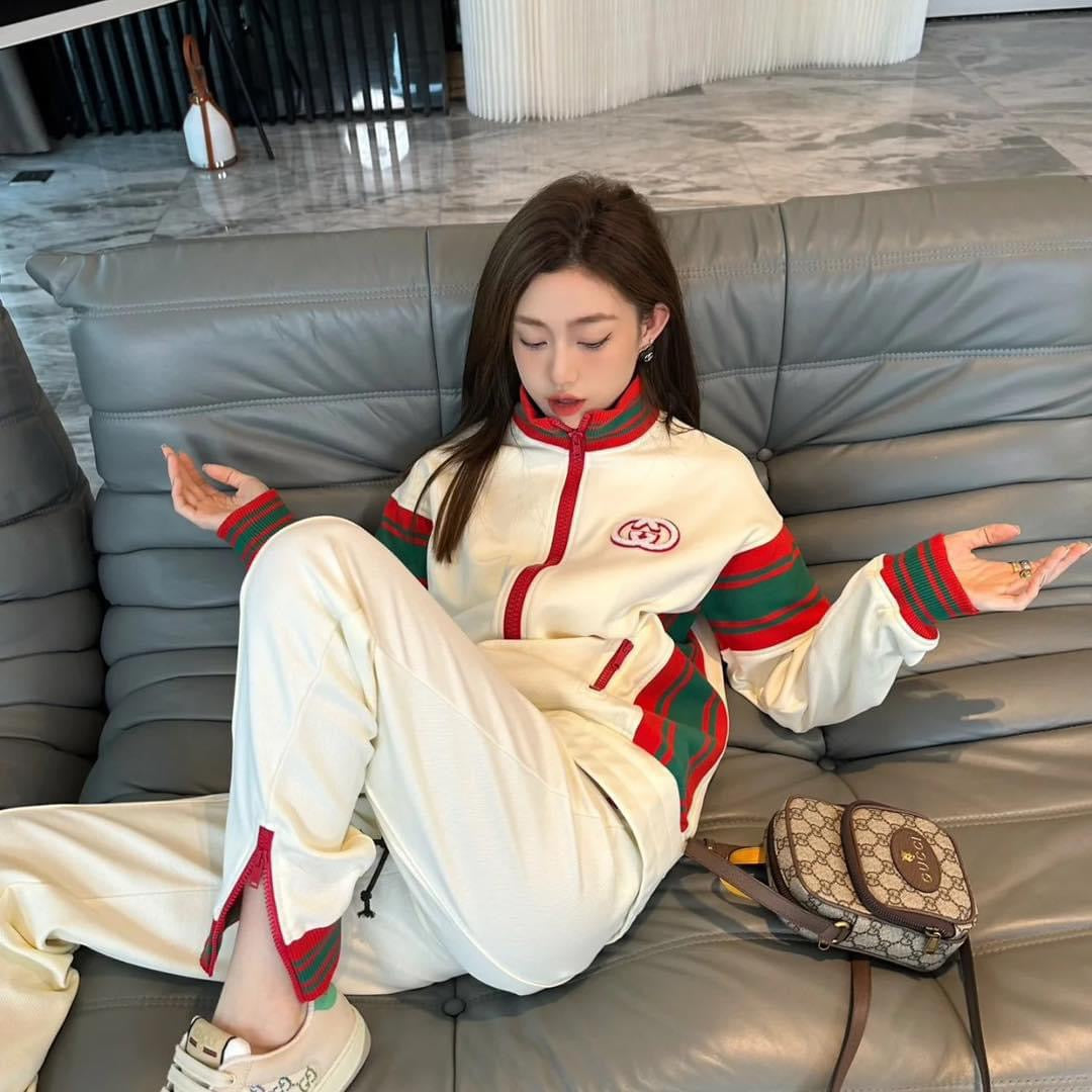 nữ đeo túi