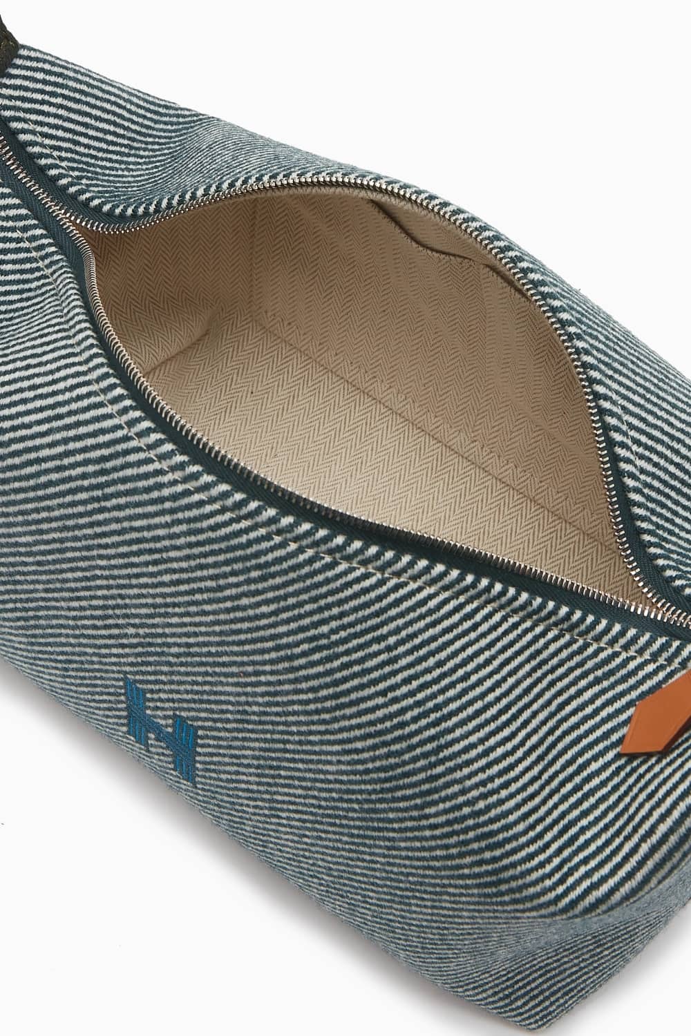 mặt bên trong túi