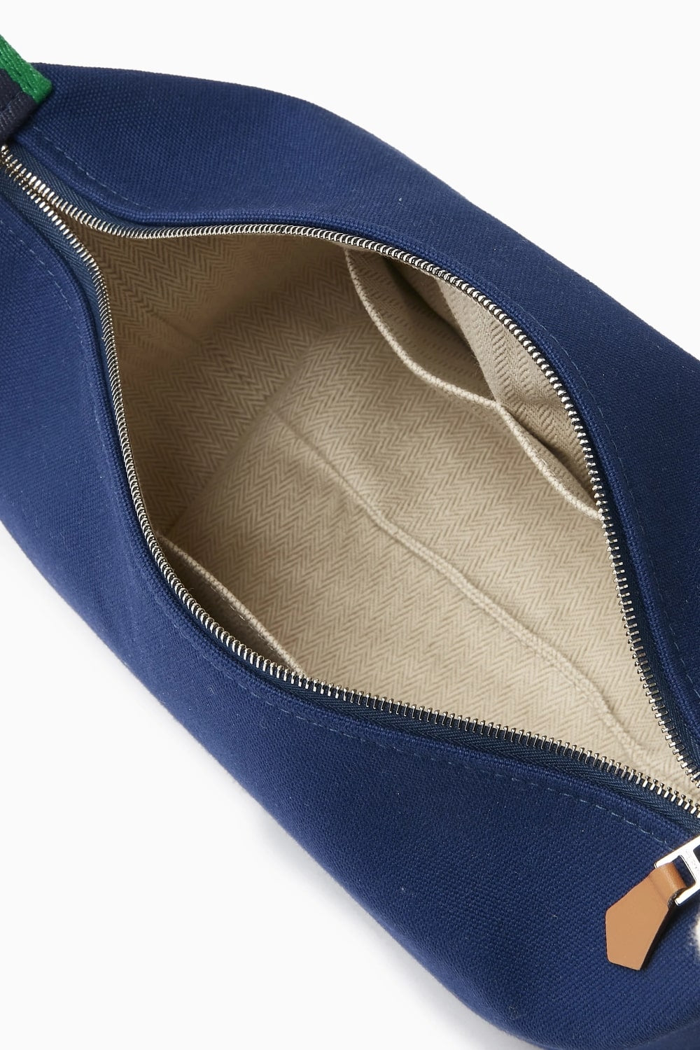 mặt bên trong túi