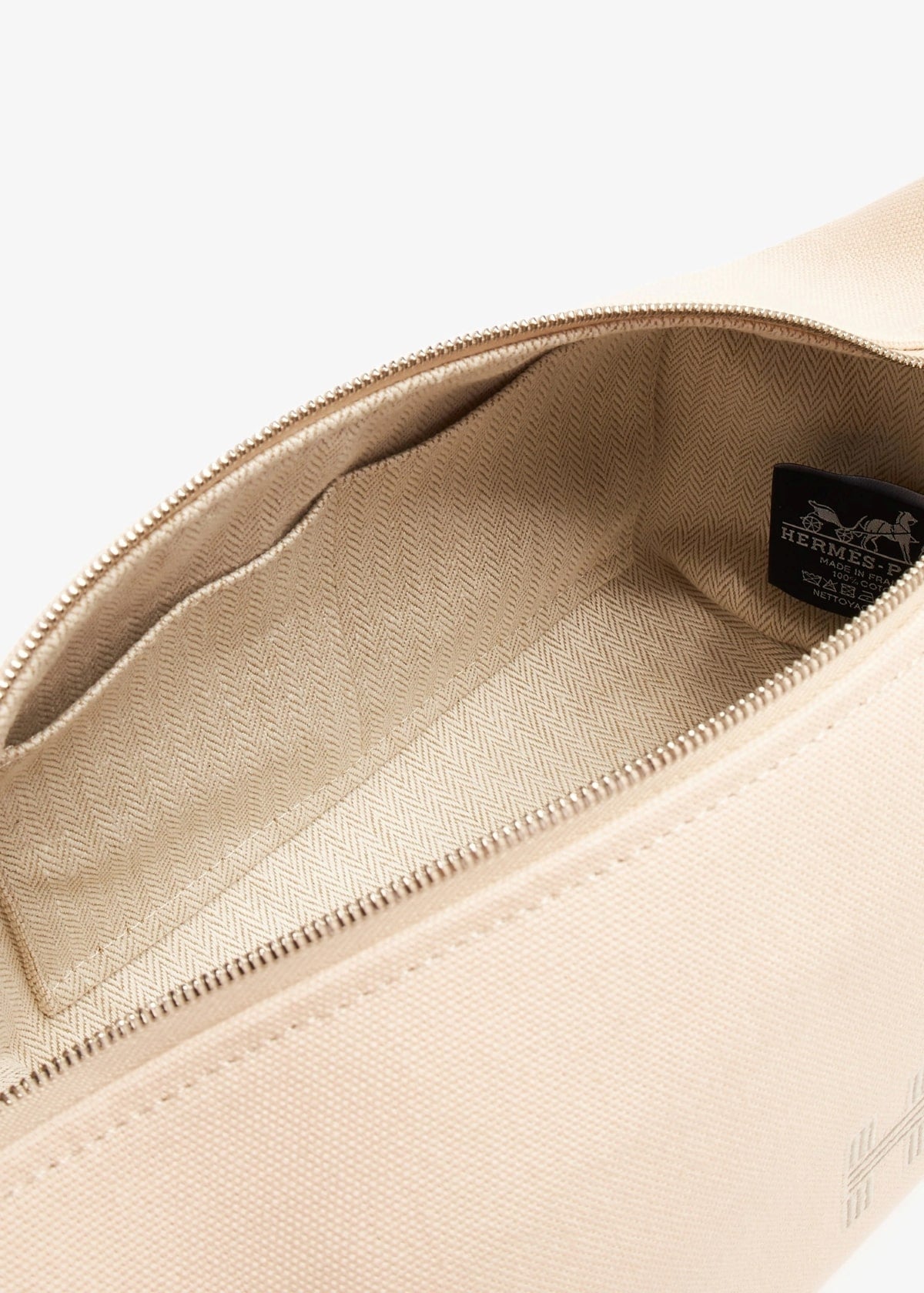 mặt bên trong túi