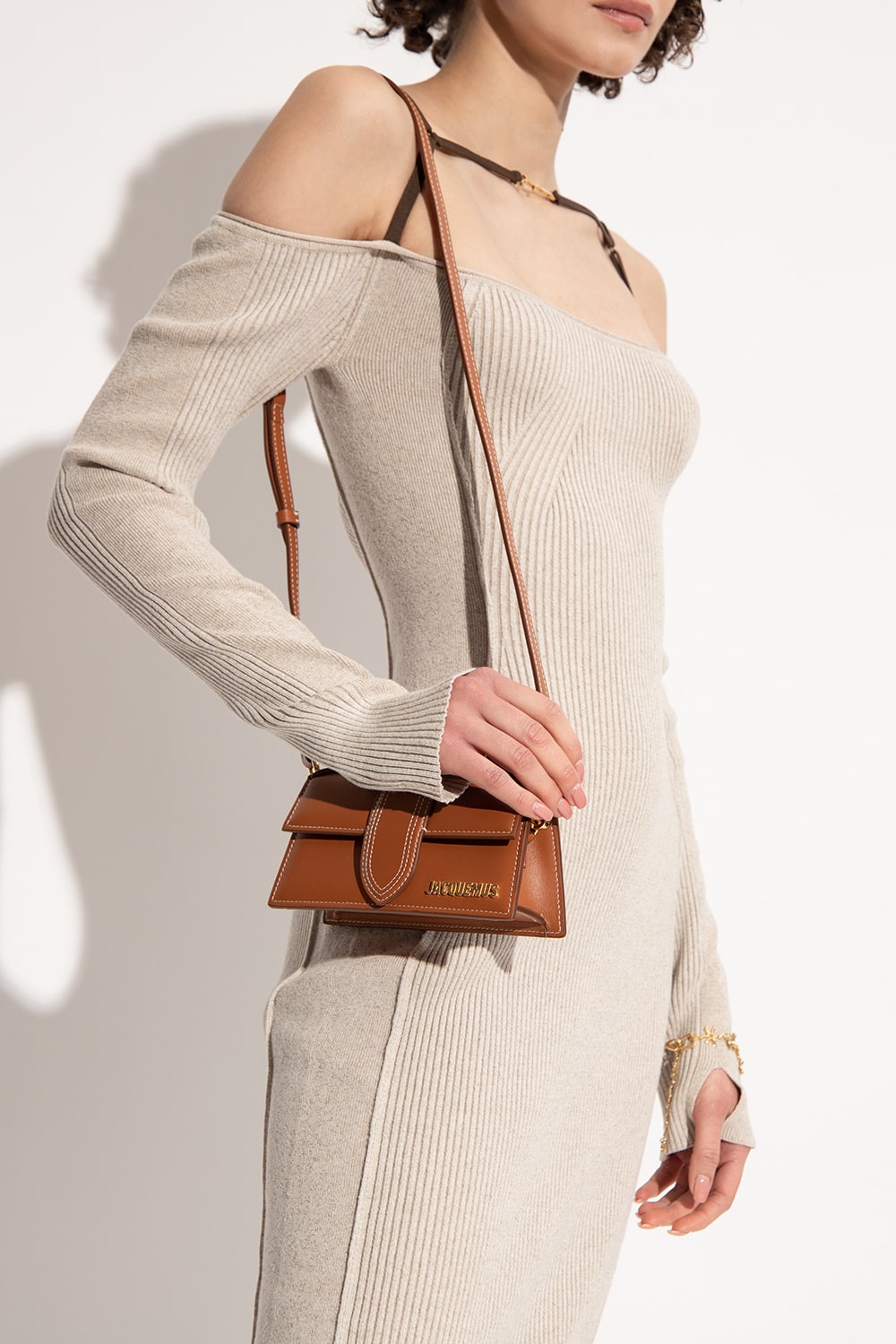 nữ đeo túi JACQUEMUS LE BAMBINO LIGHT BROWN 213BA006-3072-811