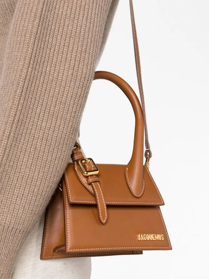 mẫu đeo túi JACQUEMUS LE CHIQUITO MOYEN BOUCLE LIGHT BROWN 233BA327-3072-811