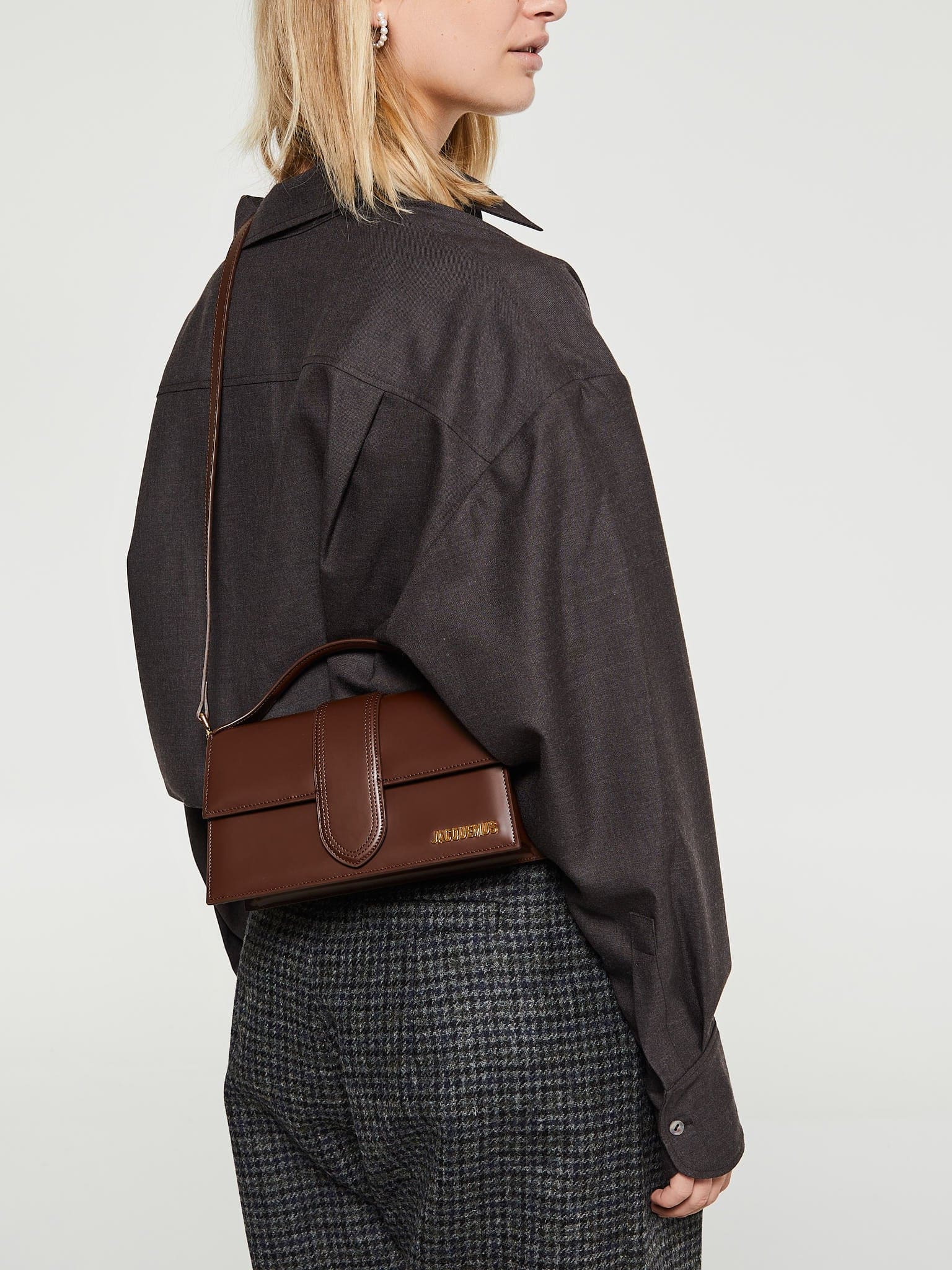 mẫu mang túi Jacquemus Le Grand Bambino Brown 213BA007-3100-850