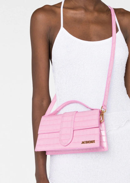 nữ đeo túi JACQUEMUS LE GRAND BAMBINO CROCO PINK 213BA007-3101-430