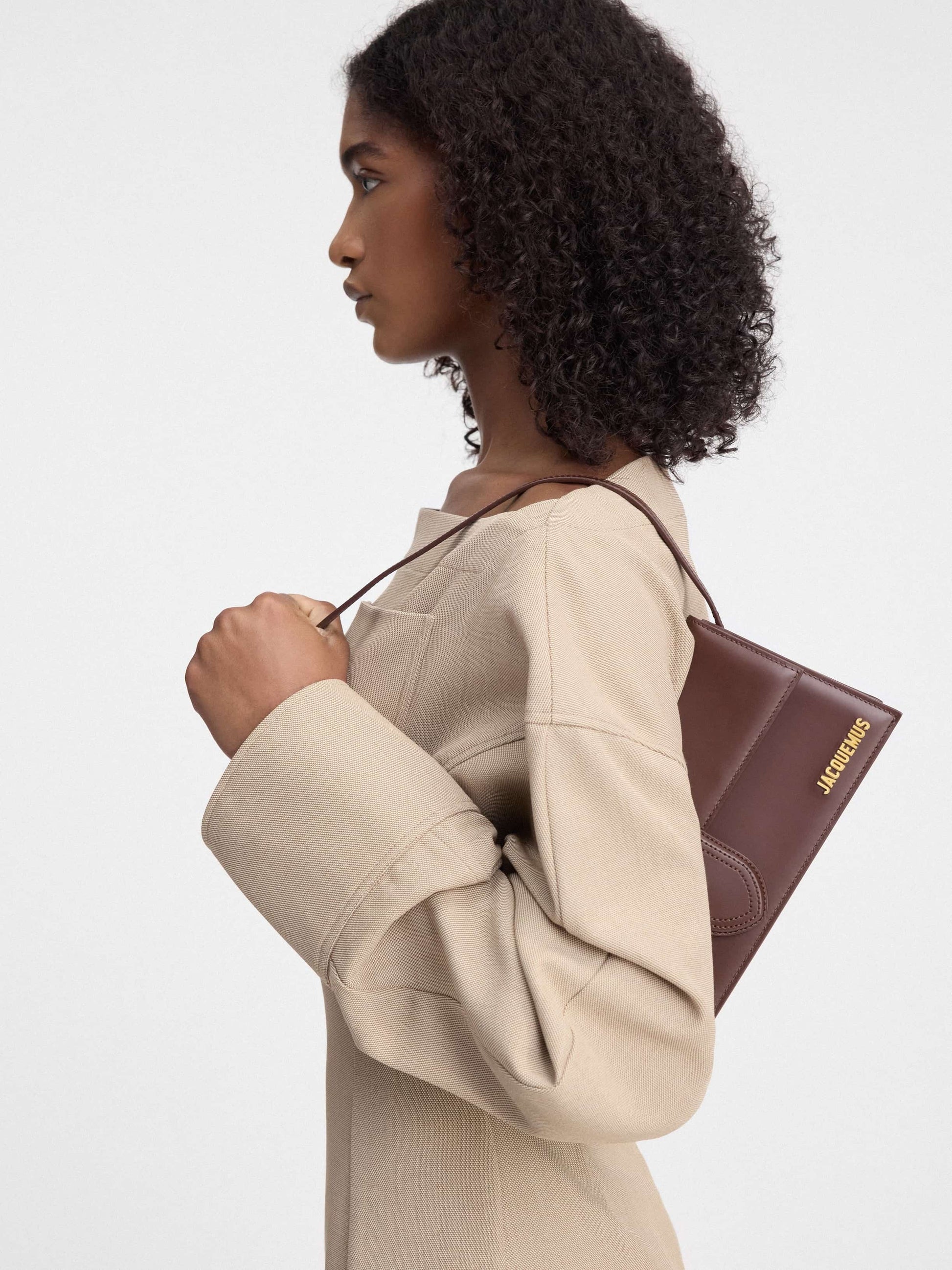 mẫu mang túi Jacquemus The Long Bambino Brown 221BA013-3100-850