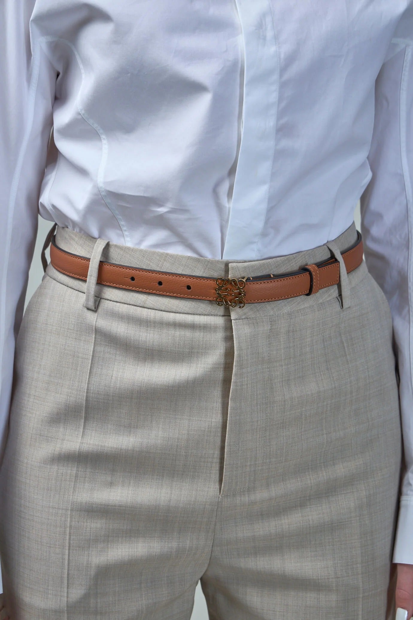 mẫu đeo Loewe Anagram Belt in Pebble Grain Calfskin – Tan/Gold E619Z15X03-2526