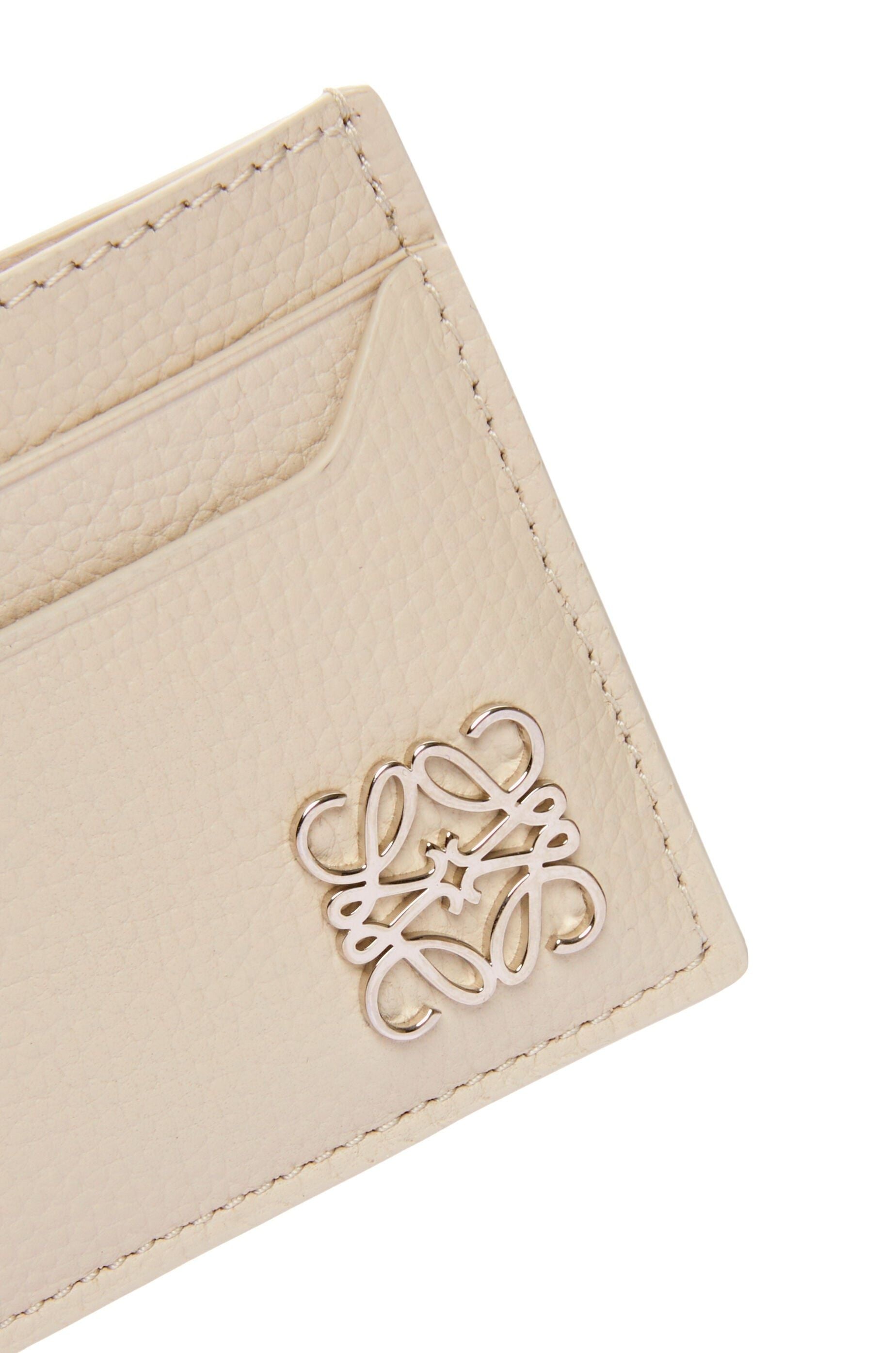 chi tiết cận chất liệu Loewe Anagram Card Holder in Pebble Grain Calfskin – Light Ghost C821075X04-1769