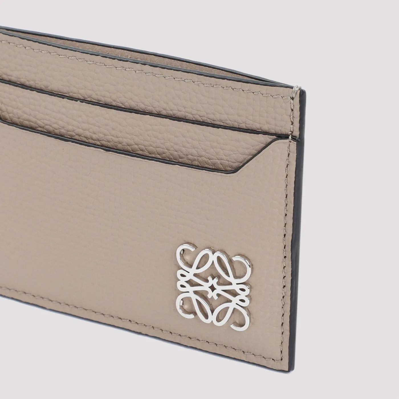 chi tiết cận chất liệu Loewe Anagram Card Holder in Pebble Grain Calfskin – Sand C821075X04-2150