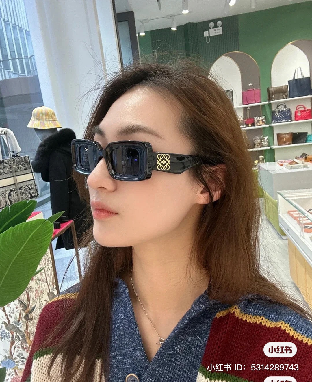 mẫu nữ đeo kính LOEWE LW40101I 01A SQUARE SUNGLASSES IN BLACK Authentic 