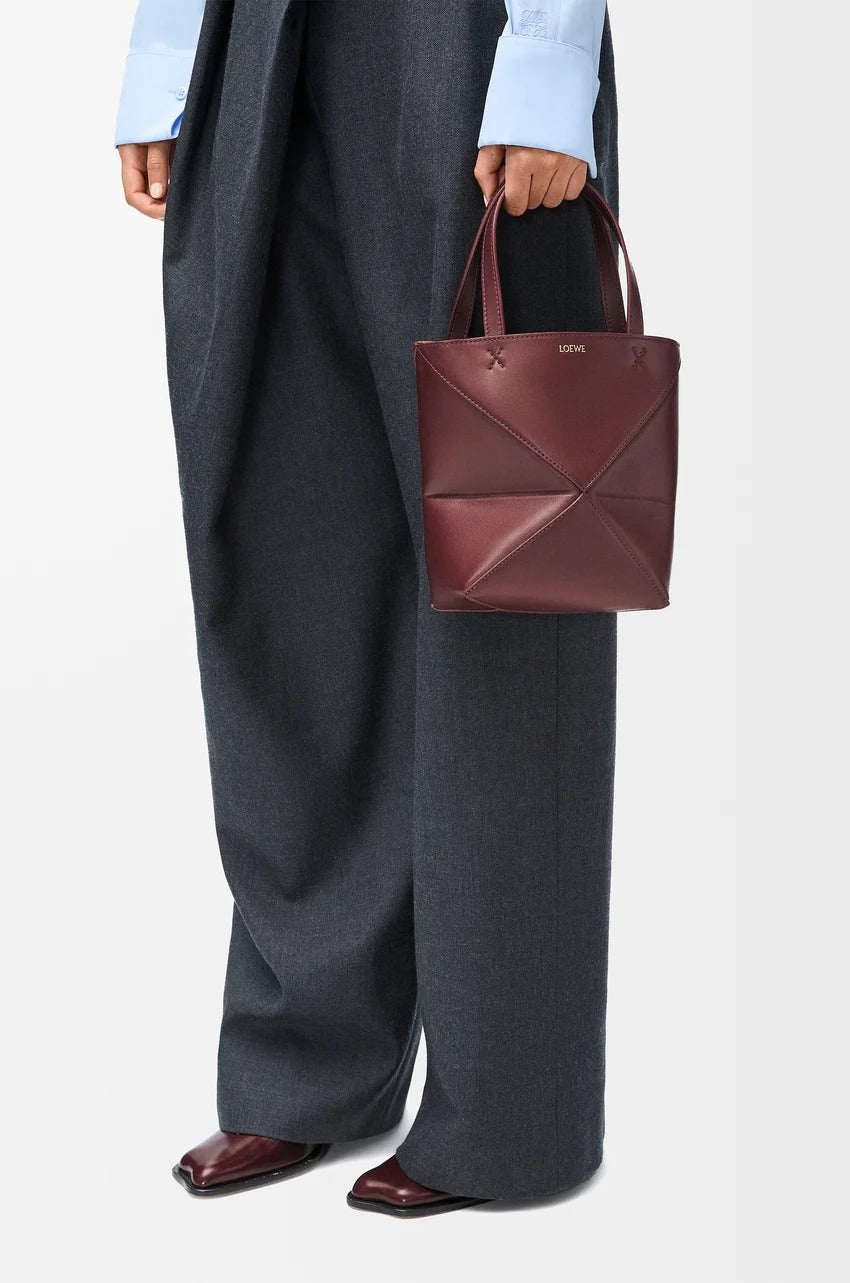 nữ mang túi Loewe Mini Puzzle Fold Tote In Shiny Calfskin – Dark Burgundy A657V25X01-7240