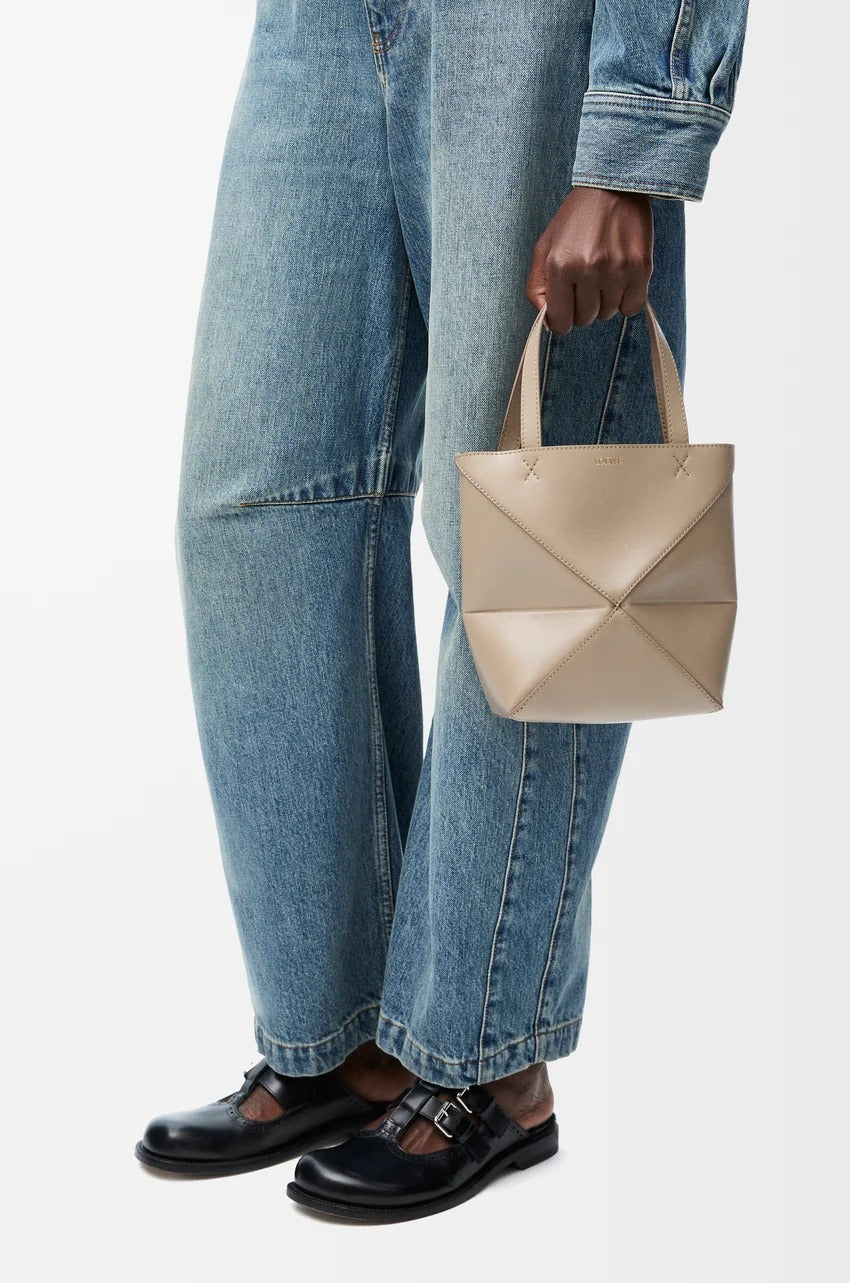 mẫu mang túi Loewe Mini Puzzle Fold Tote in Shiny Calfskin – Sand A657V25X01-2150