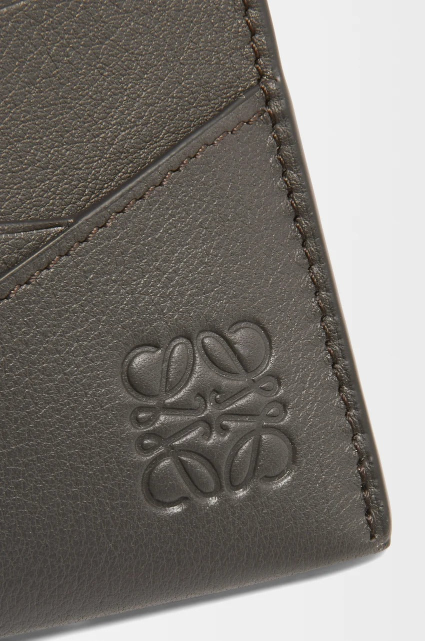 chi tiết cận chất liệu Loewe Puzzle Card Holder in Classic Calfskin – Dark Grey C510Q77X02-1220