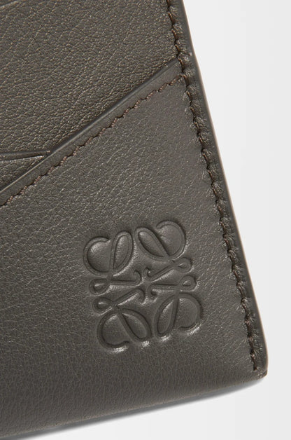 chi tiết cận chất liệu Loewe Puzzle Card Holder in Classic Calfskin – Dark Grey C510Q77X02-1220