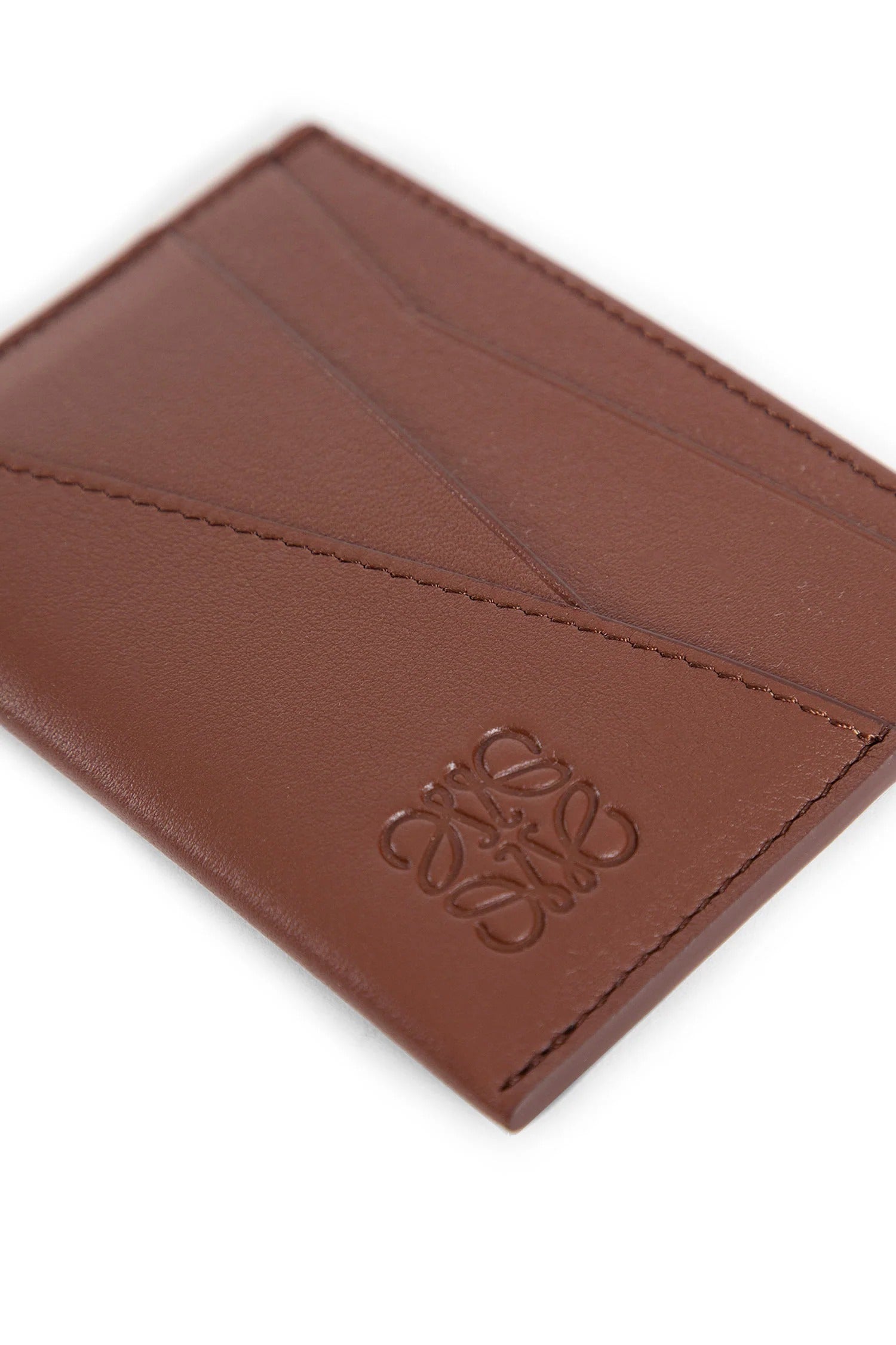 chi tiết cận chất liệu Loewe Puzzle Card Holder in Classic Calfskin – Brownie C510Q77X02-4783
