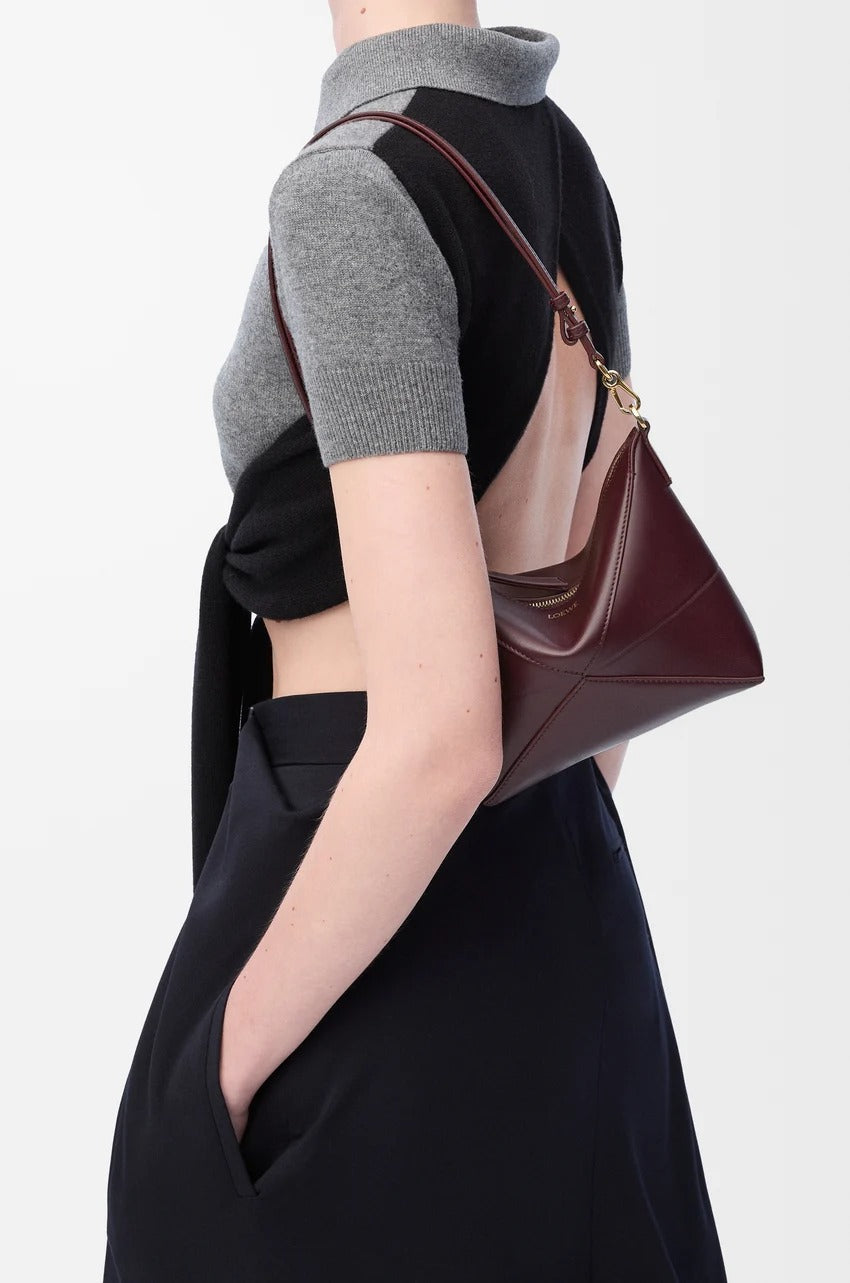 mẫu đeo túi Loewe Puzzle Fold Pouch in Shiny Nappa Calfskin – Dark Burgundy C510PT1X01-7240