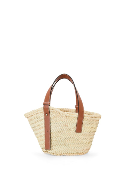 mặt sau túi LOEWE SMALL BASKET BAG IN NATURAL/TAN PALM LEAF AND CALFSKIN 327.02.S93 Authentic tại BlankRoom