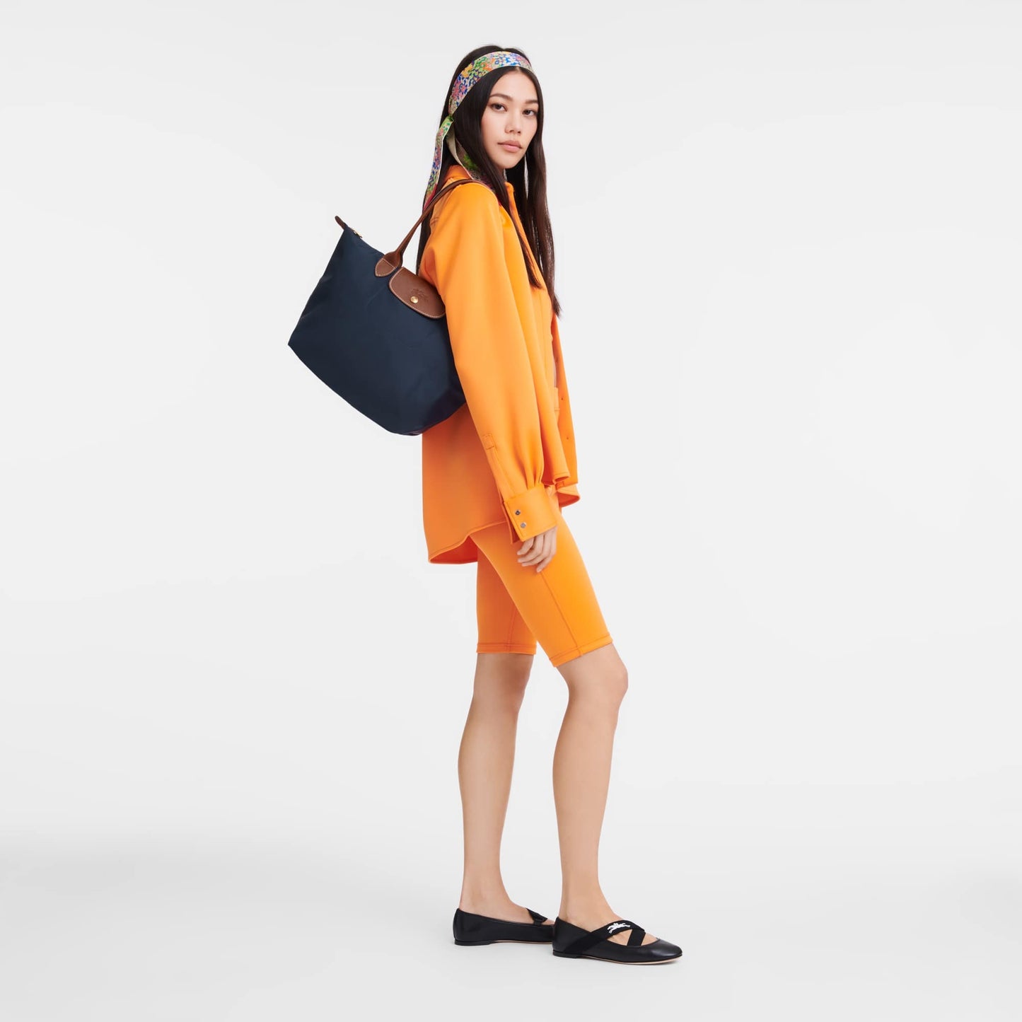 wearing Longchamp Le Pliage Original M Tote Bag Navy L2605089P68
