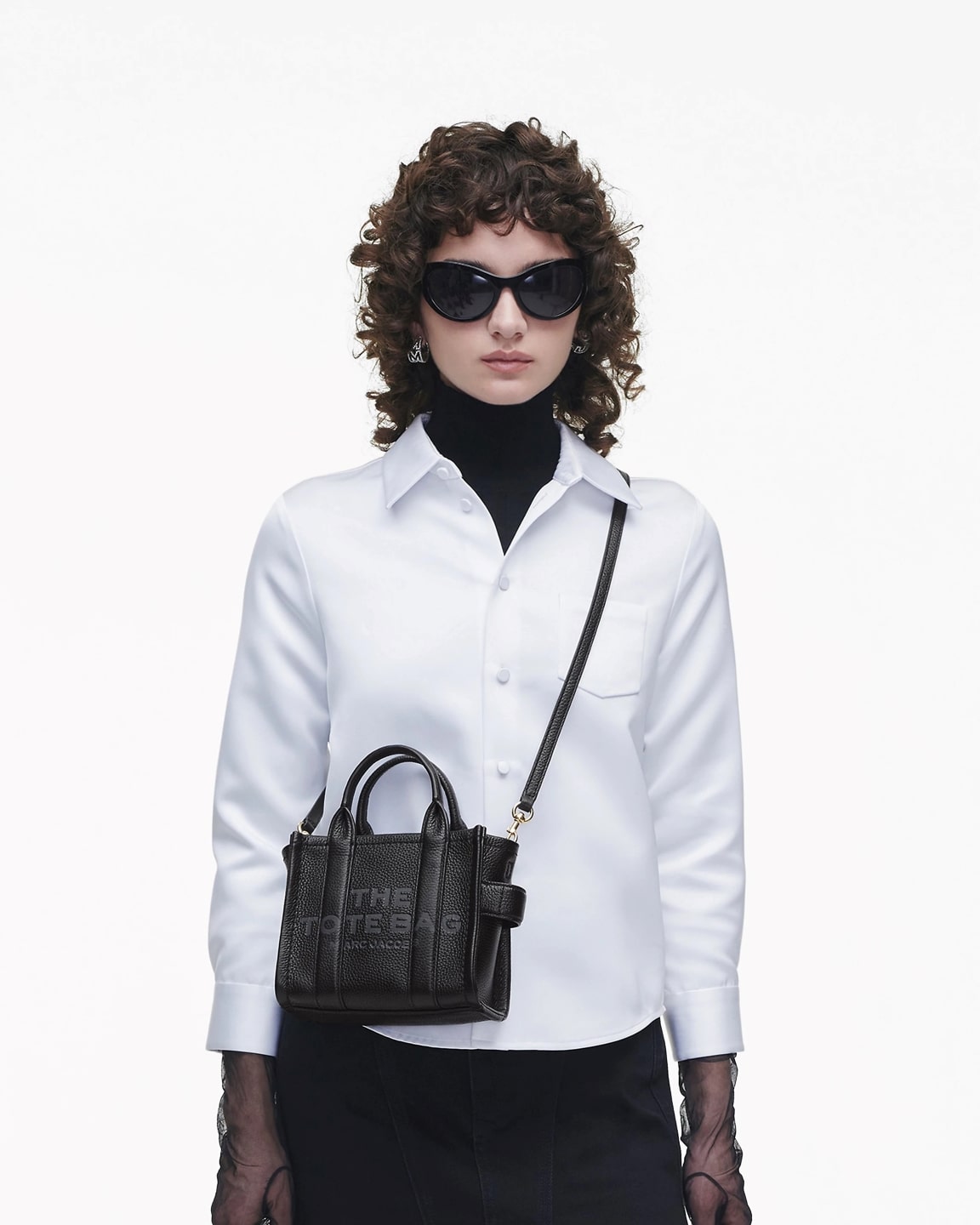 wearing Marc Jacobs The Leather Crossbody Tote Bag Black H053L01RE22_001
