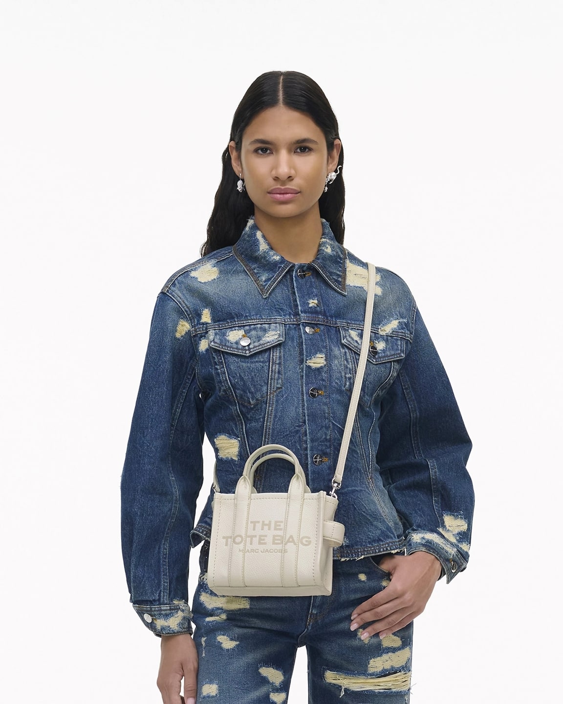 wearing Marc Jacobs The Leather Crossbody Tote Bag Cotton Silver H053L01RE22_140