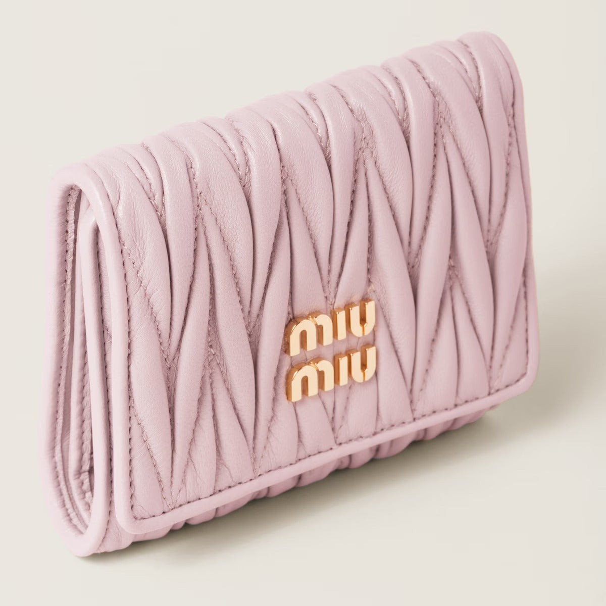 chi tiết cận chất liệu Miu Miu Alabaster Pink Flap Small Matelassé Nappa Leather Wallet 5MH033 AFPP F0E18