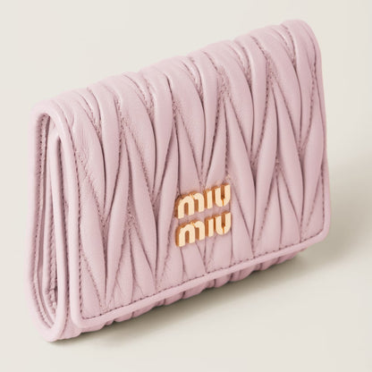 chi tiết cận chất liệu Miu Miu Alabaster Pink Flap Small Matelassé Nappa Leather Wallet 5MH033 AFPP F0E18
