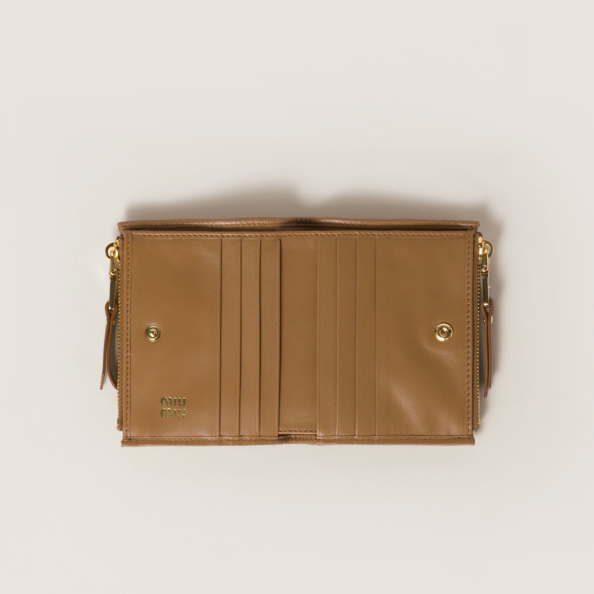 mặt bên trong ví