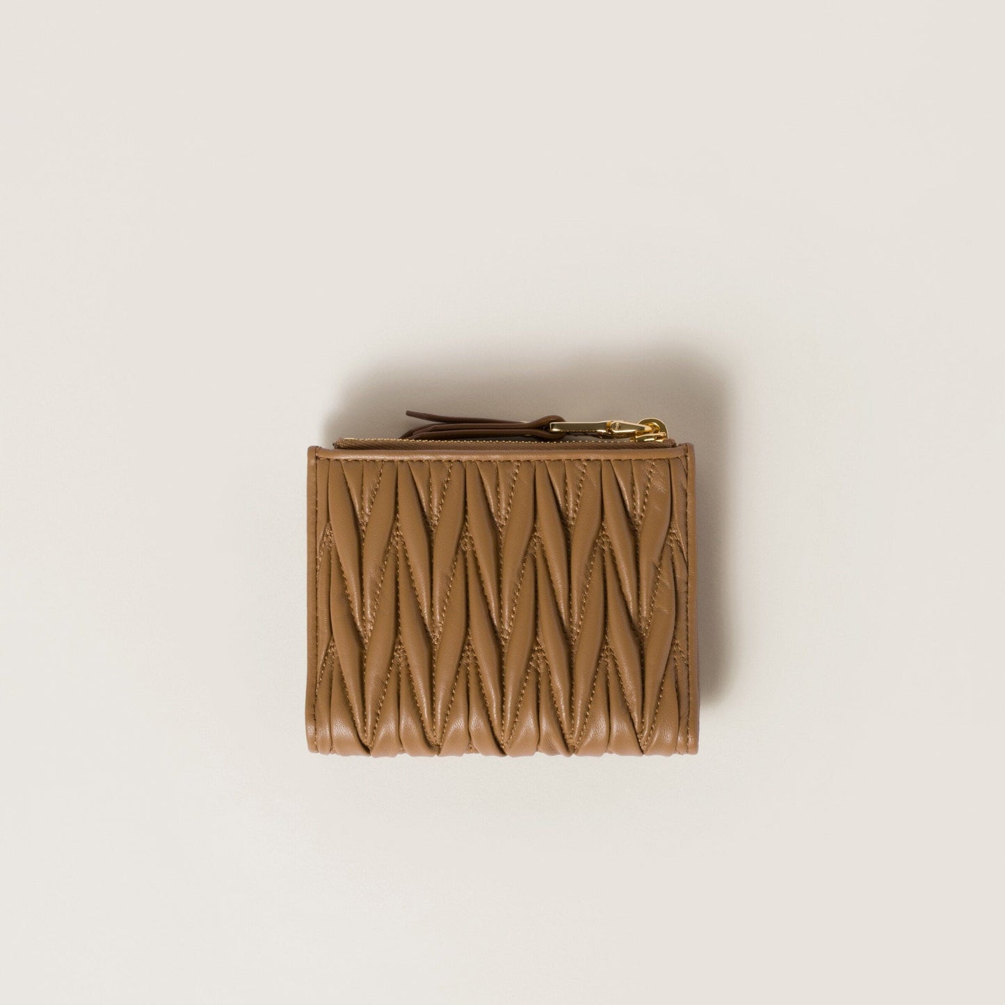 mặt đằng sau lưng ví