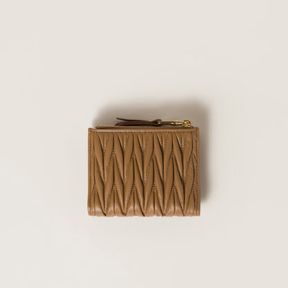 mặt đằng sau lưng ví