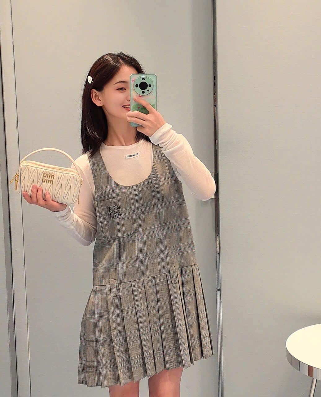 nữ đeo túi