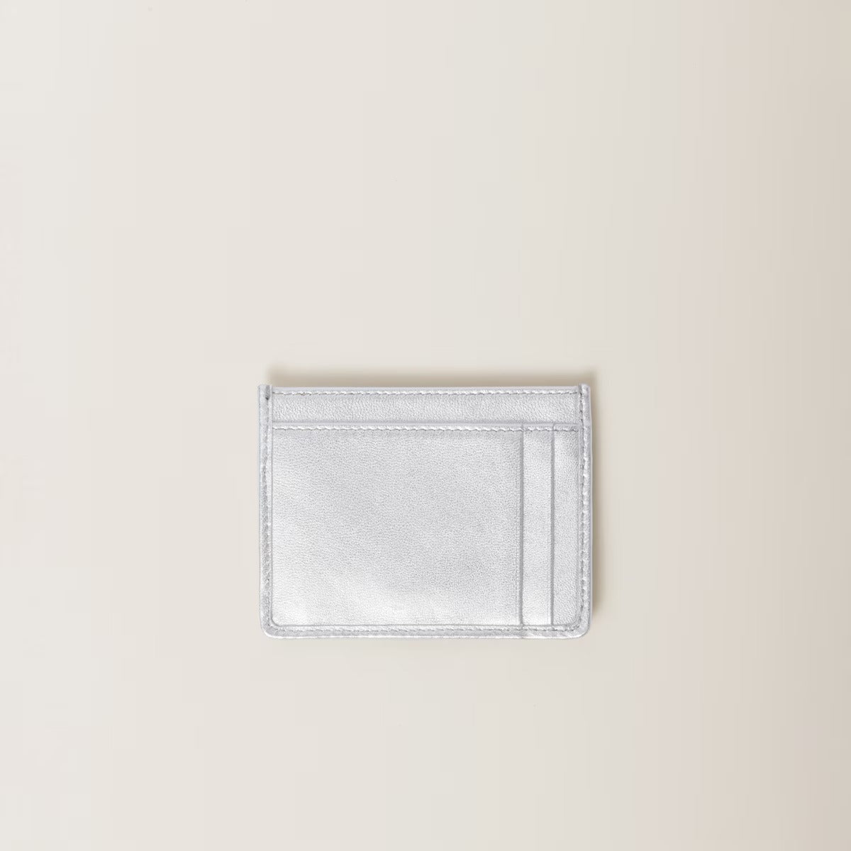 mặt đằng sau lưng card holder