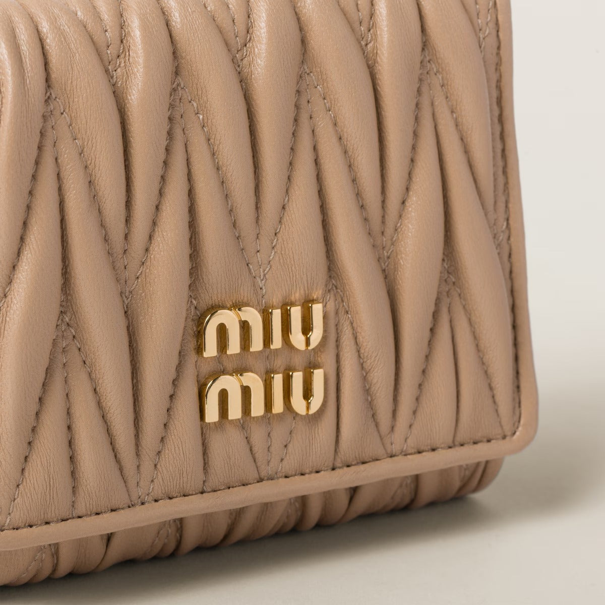 chi tiết ví MIU MIU SMALL MATELASSÉ NAPPA LEATHER FLAP WALLET SAND BEIGE 5MH033_2FPP_F0036