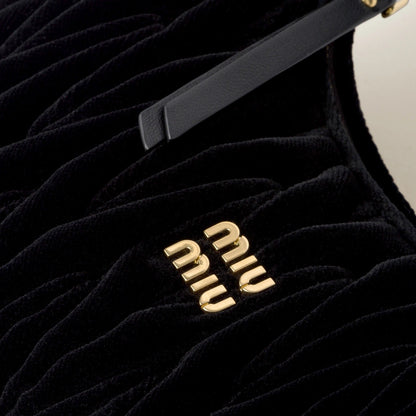 chi tiết cận chất liệu Miu Miu Small Wander Matelassé Velvet Hobo Bag Black 5BC125_2EOM_F0002_V_OOY