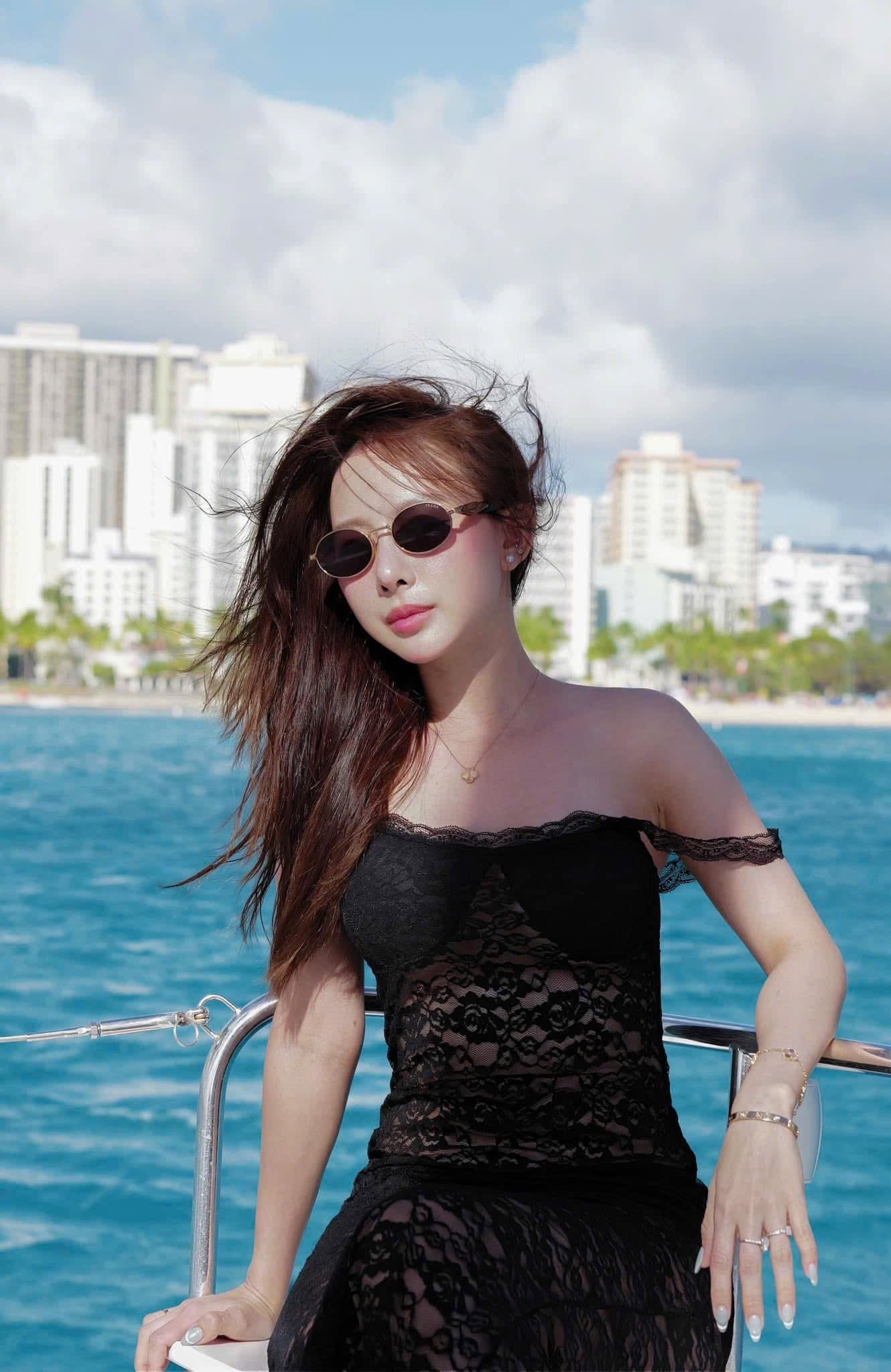 mẫu mang kính Prada PR 65ZS ZVN20l Sunglasses SPR65Z_EZVN_FE20I_C_055
