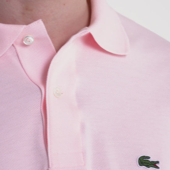 video LACOSTE CLASSIC FIT L.12.12 ORIGINAL PIQUÉ POLO SHIRT LIGHT PINK