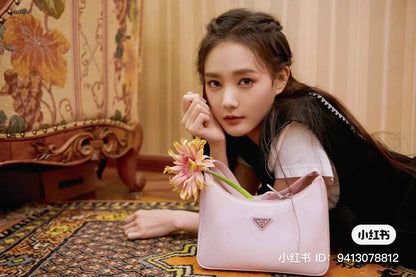 mẫu nữ mang túi RE-NYLON PRADA RE-EDITION 2000 MINI BAG ALABASTER PINK authentic