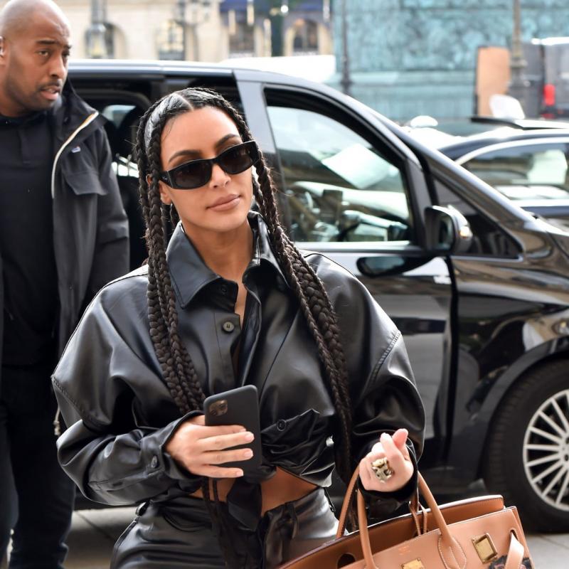 Kim Kardashian mang kính SAINT LAURENT SUNGLASSES SL329 001