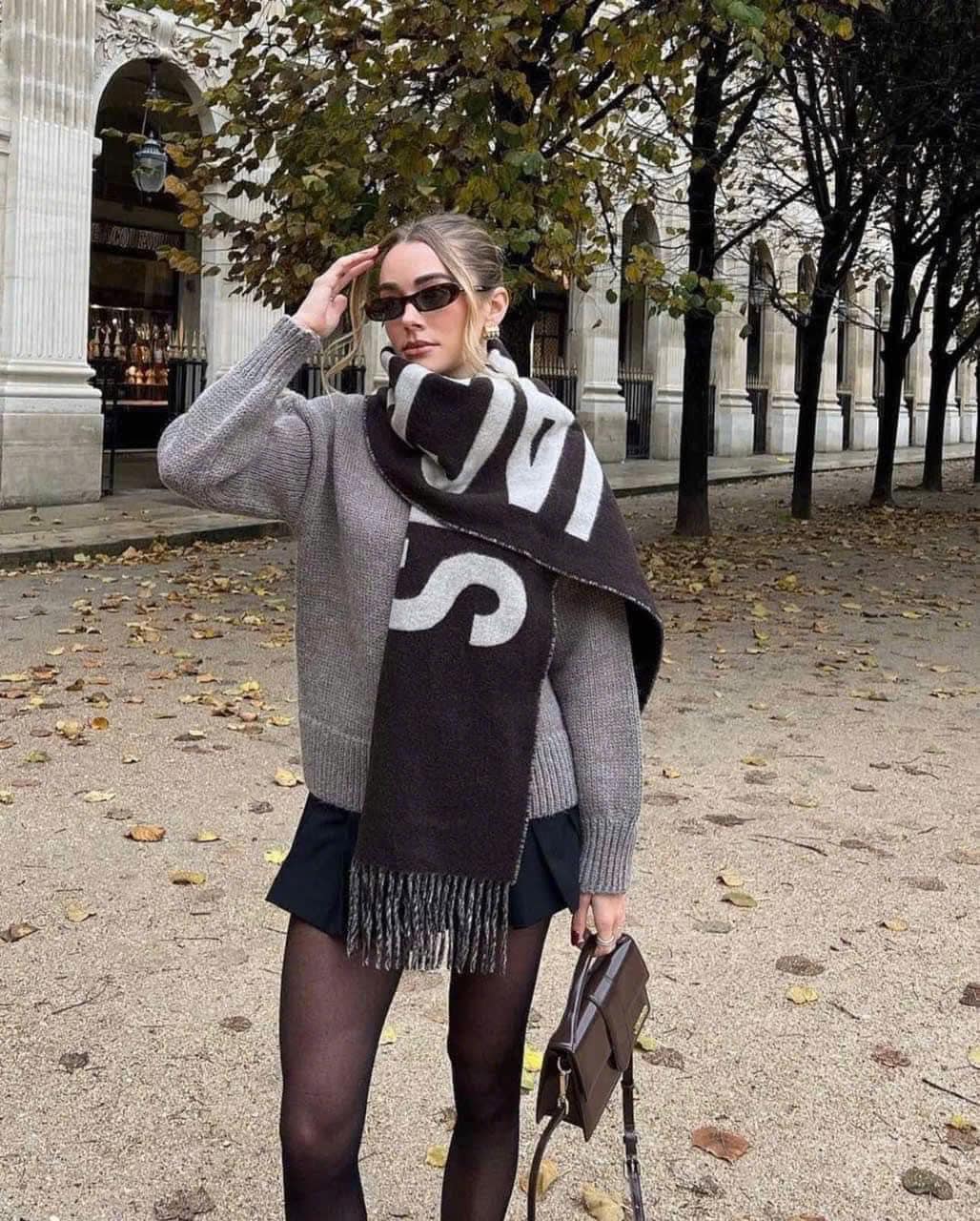 スカーフ JACQUEMUS Woman Scarf Brown 226AC4355007 080 Jacquemus L'echarpe Fringe Logo Multi-Brown Scarf | 226AC435